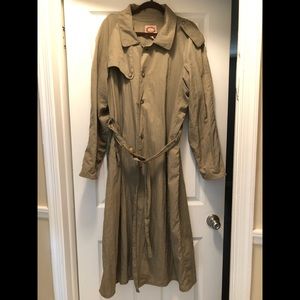 Men’s raincoat but can be unisex